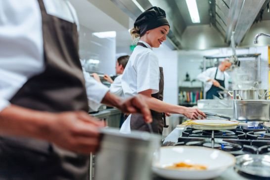 Cocina industrial en funcionamiento con equipos gastronómicos, ideal para servicio técnico especializado en Buenos Aires